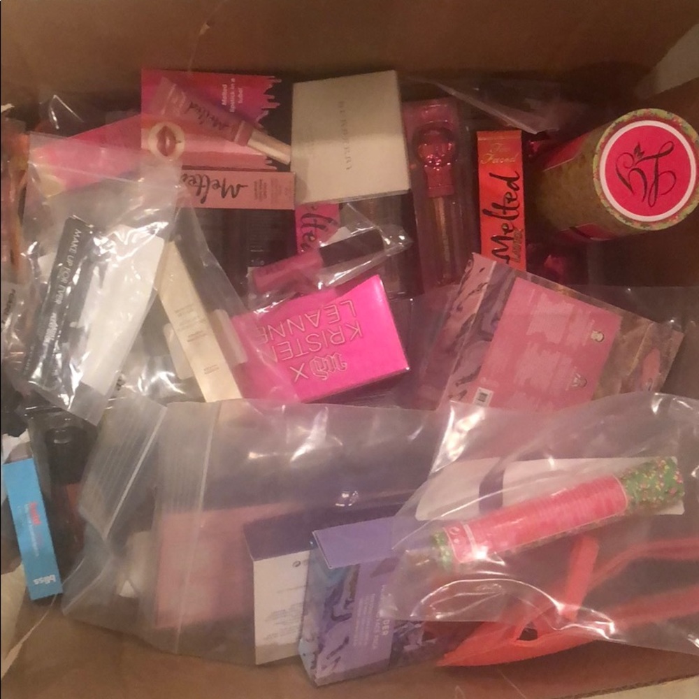 Beauty mystery box 8+ items!!!